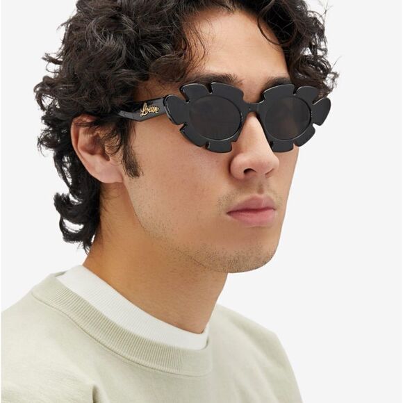 Loewe Paula Ibiza Flower
Shaped Sunglasses in Black / New in Box and Case - Picture 4 of 10